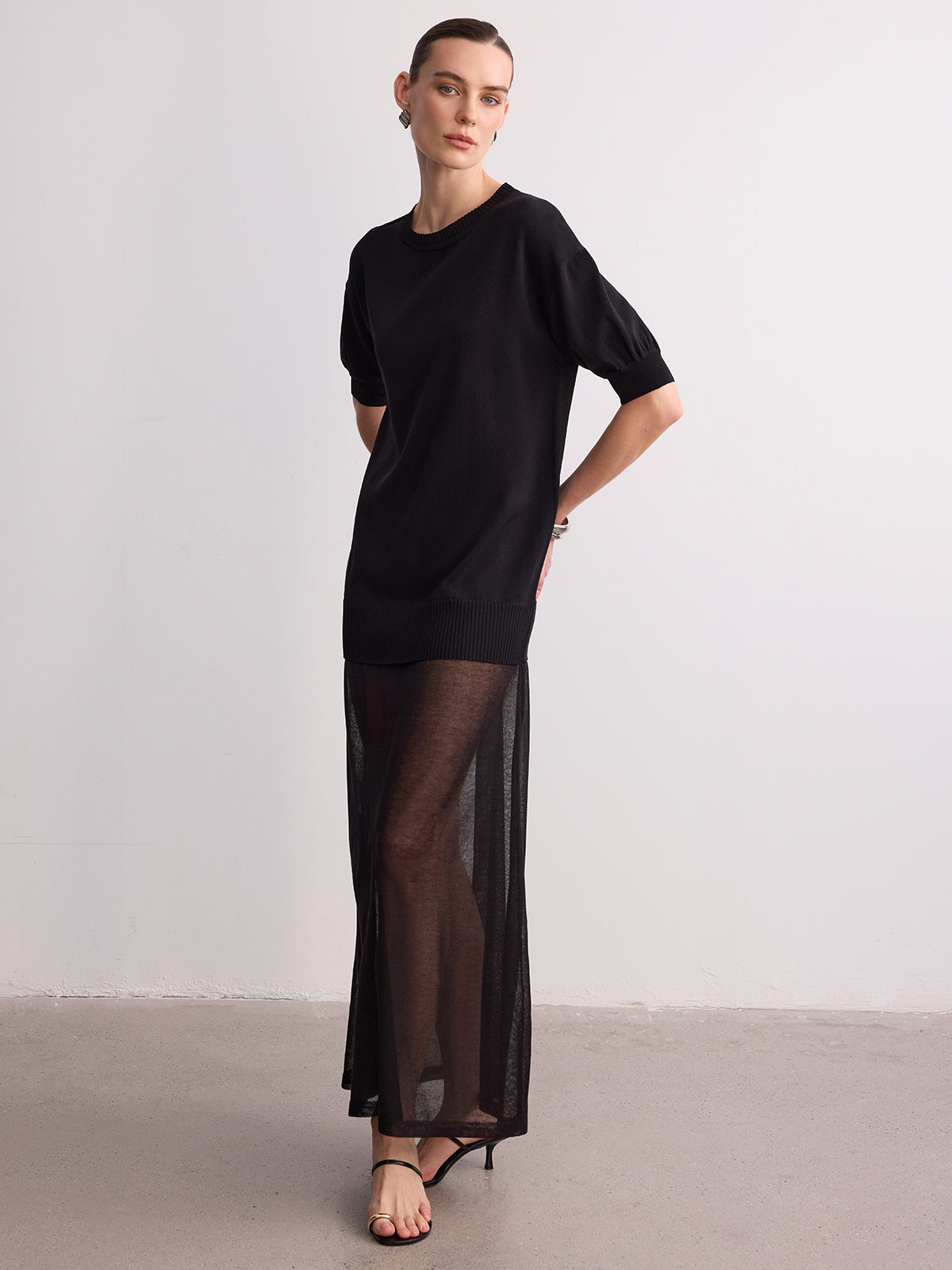 Robe longue en maille à manches courtes et ourlet transparent