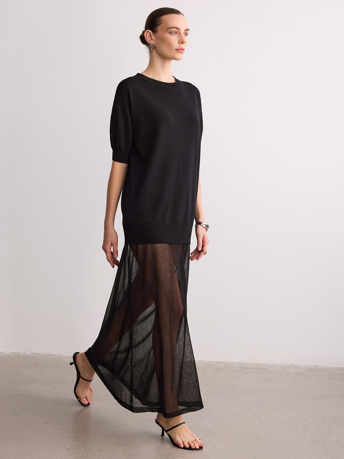 Robe longue en maille à manches courtes et ourlet transparent