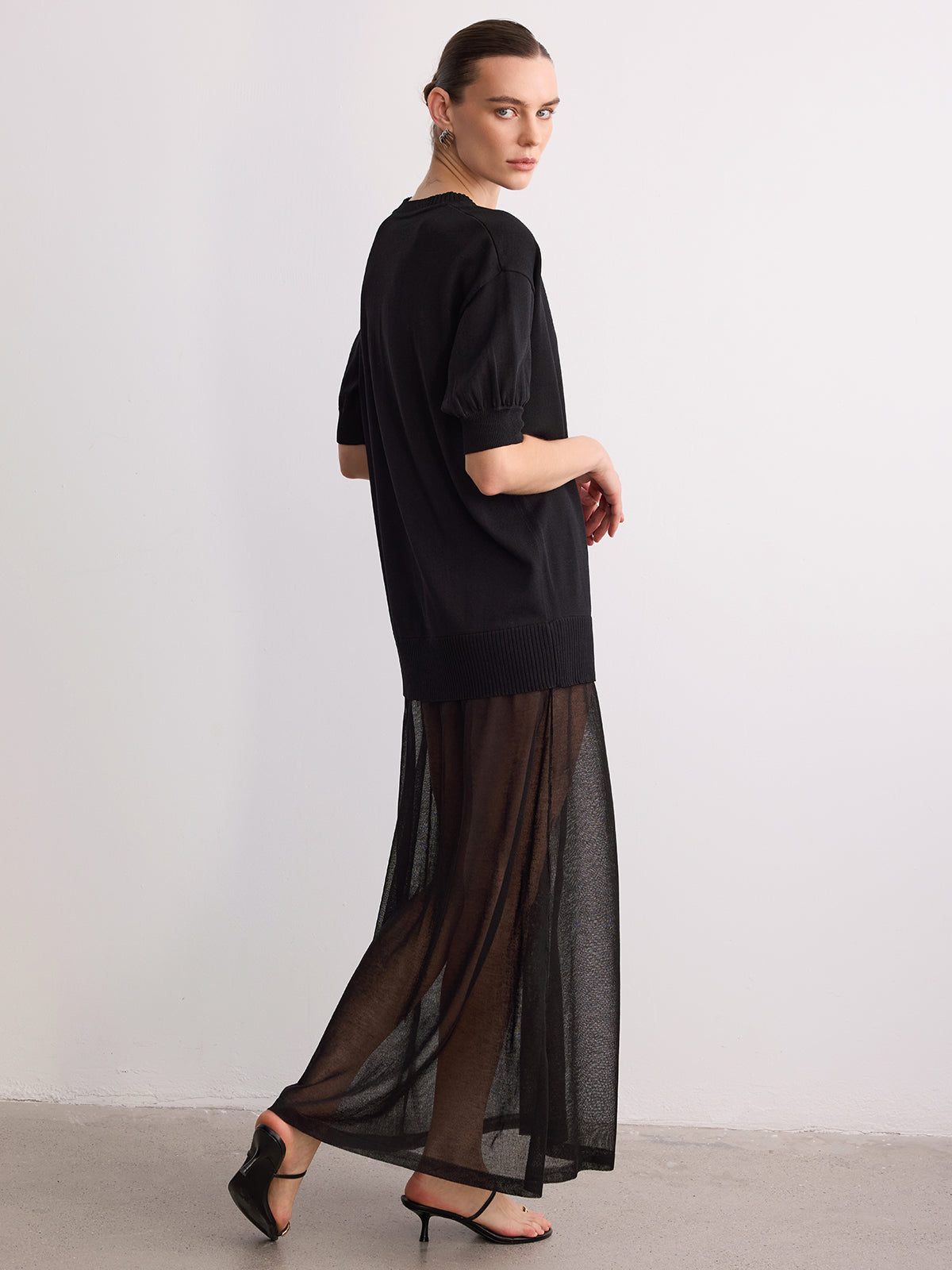 Robe longue en maille à manches courtes et ourlet transparent