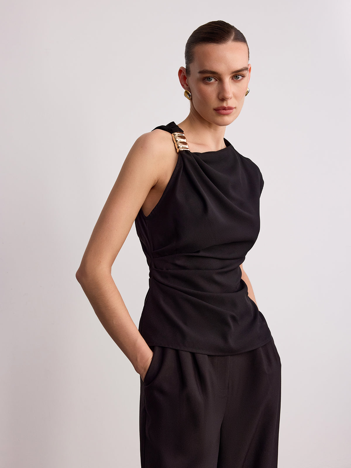 Ärmelloses asymmetrisches Top mit Metallschnalle