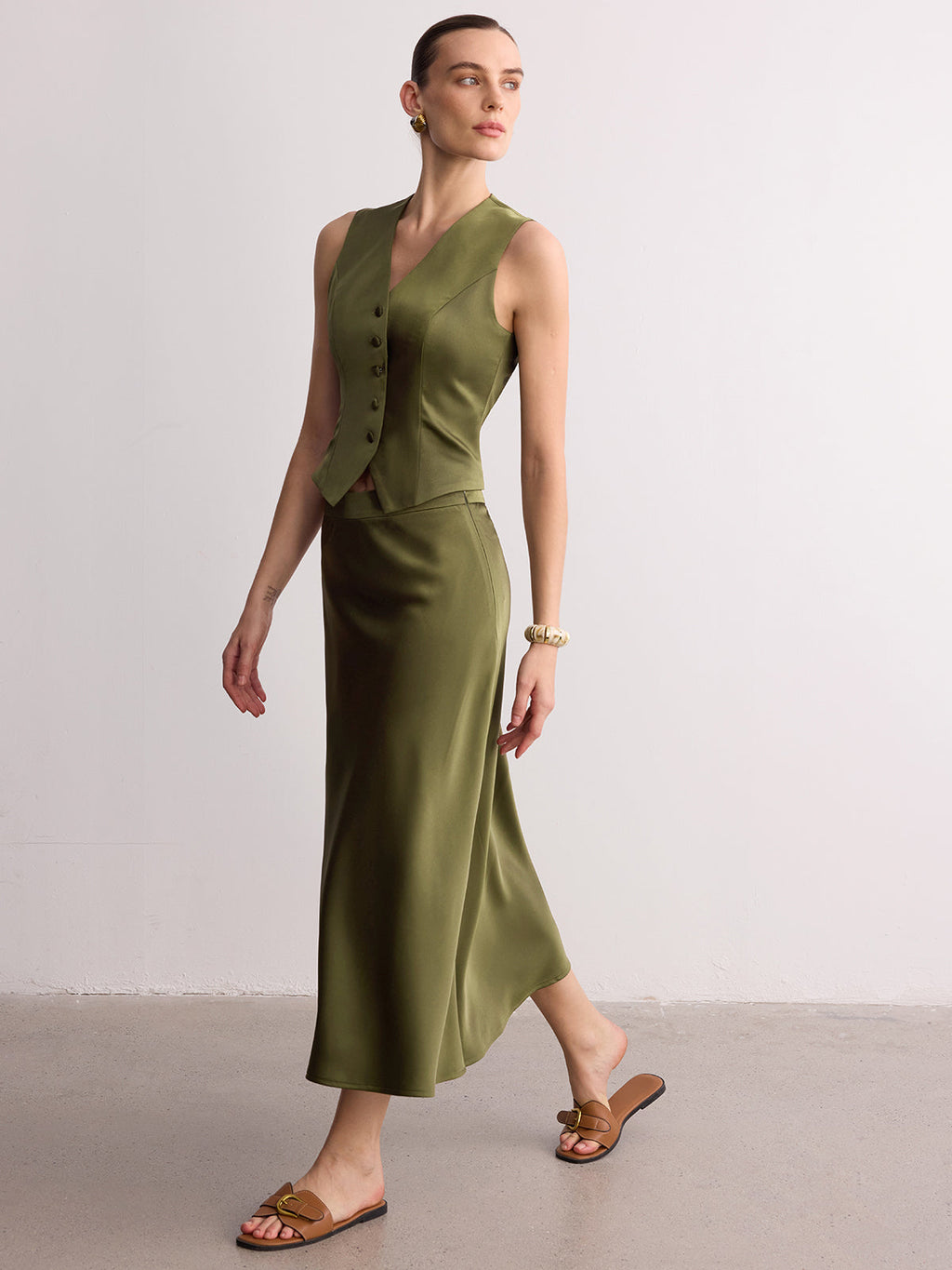 Ensemble gilet sans manches en satin et jupe longue