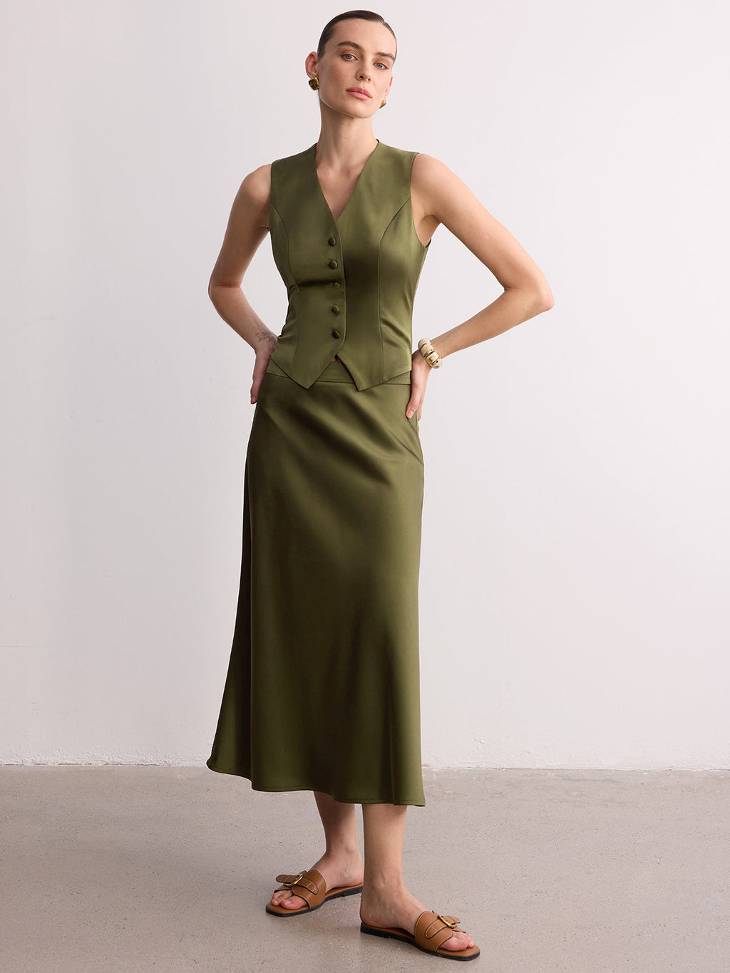 Ensemble gilet sans manches en satin et jupe longue