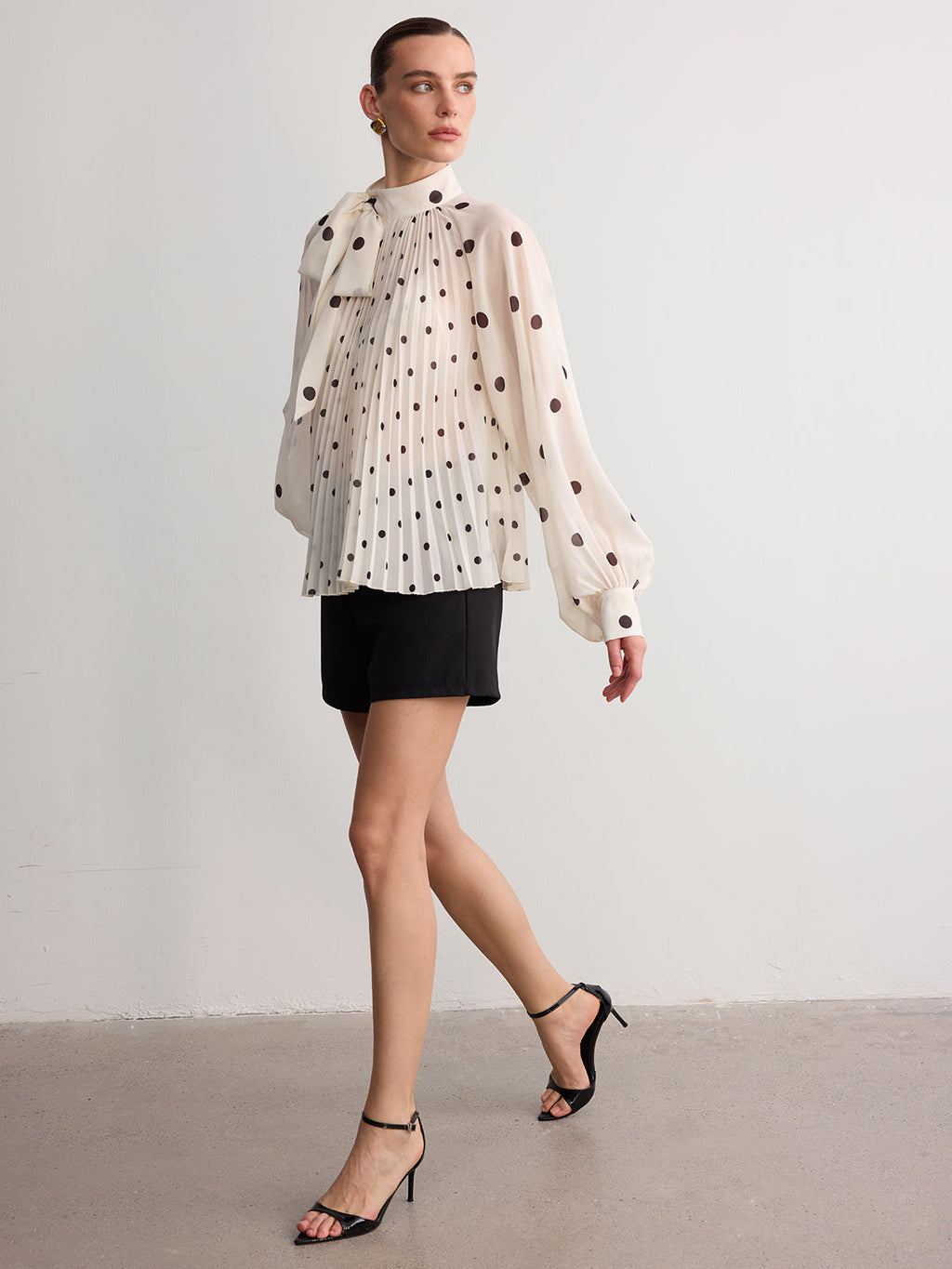 Bluse mit Schleifenkragen, Plisseefalten und Tupfenmuster