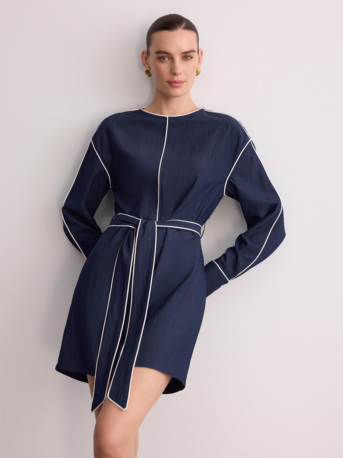 Gürtel-Minikleid mit Kontrastpaspel und langen Ärmeln