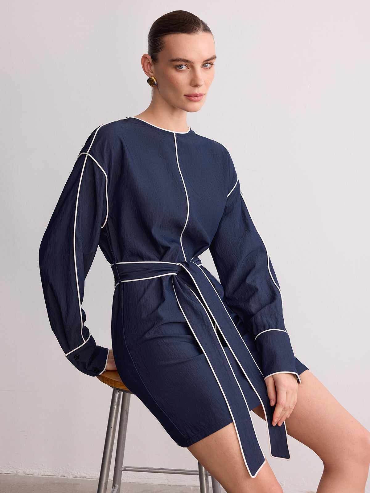 Gürtel-Minikleid mit Kontrastpaspel und langen Ärmeln