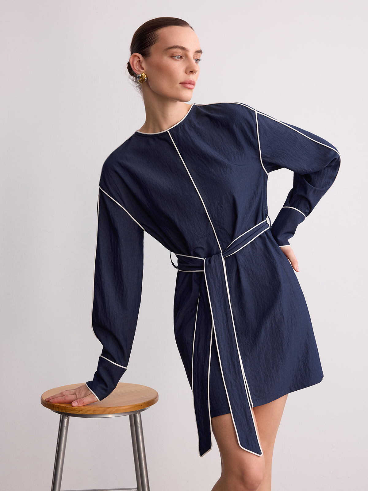 Gürtel-Minikleid mit Kontrastpaspel und langen Ärmeln