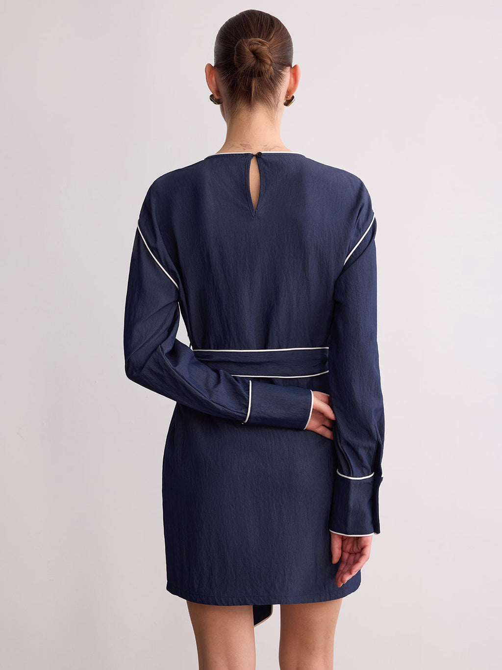 Gürtel-Minikleid mit Kontrastpaspel und langen Ärmeln