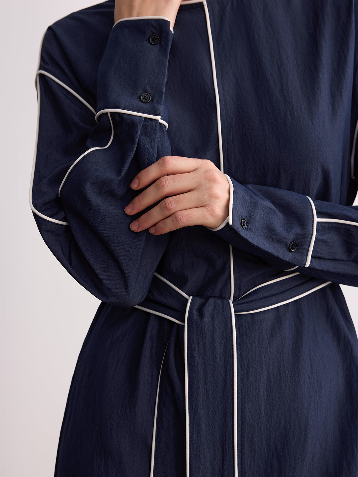 Gürtel-Minikleid mit Kontrastpaspel und langen Ärmeln