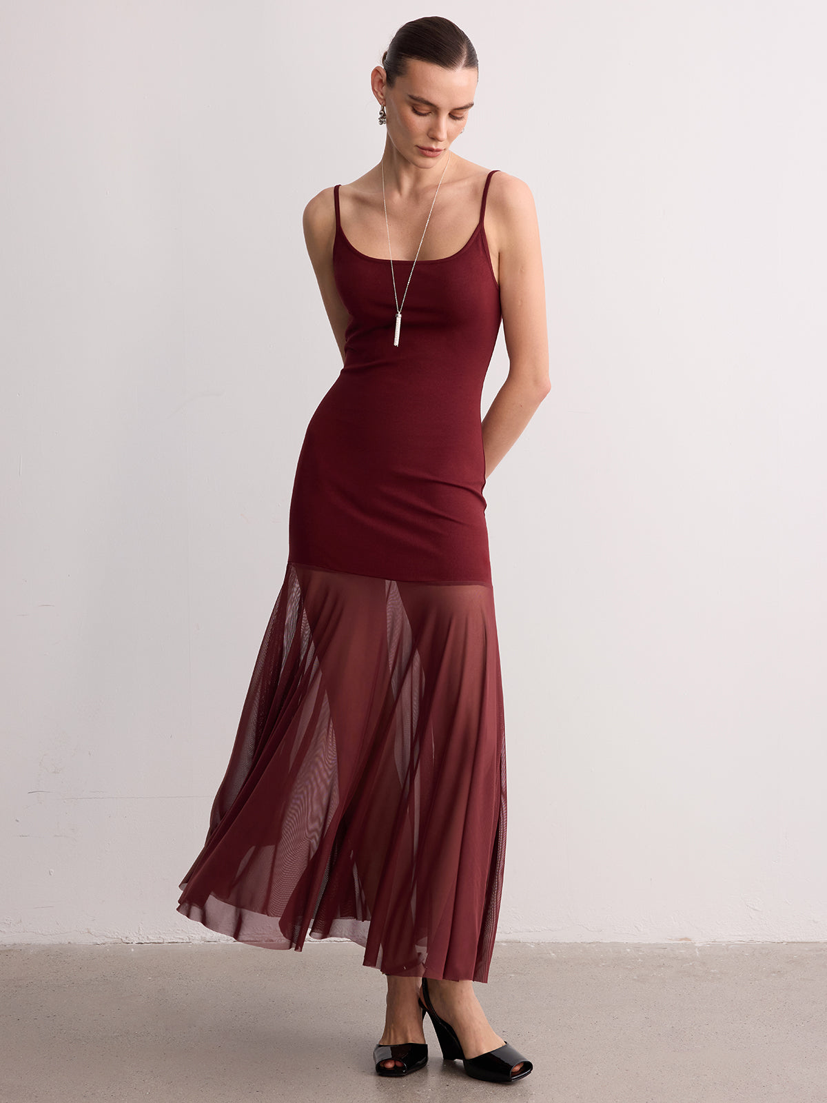 Robe longue à fines bretelles et ourlet transparent