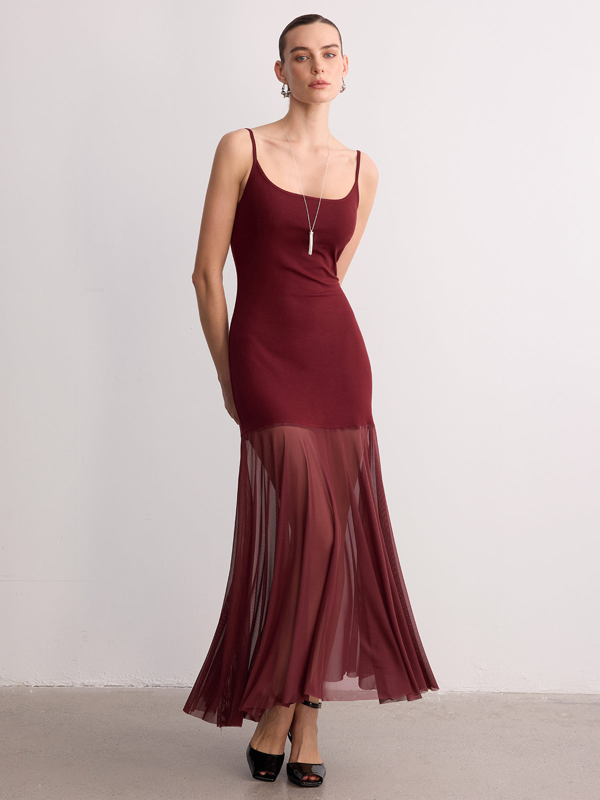 Robe longue à fines bretelles et ourlet transparent