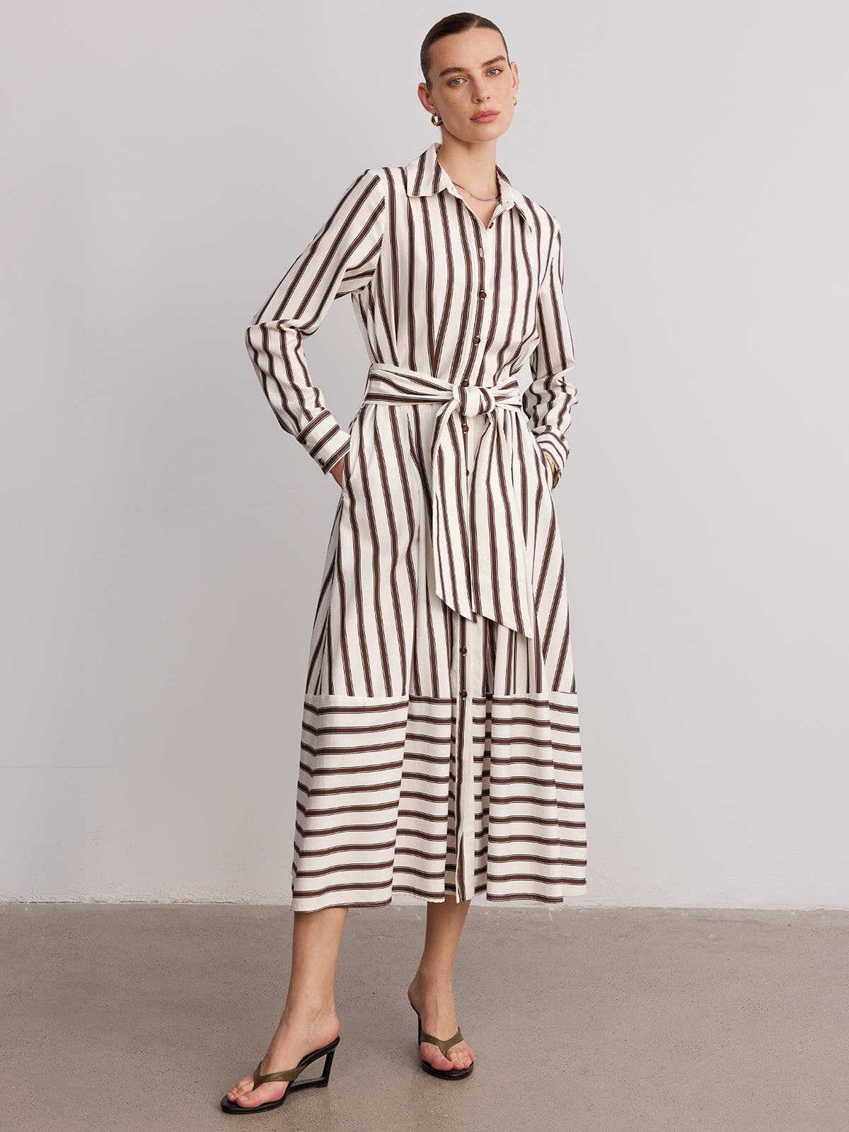Gestreiftes Hemdblusenkleid mit Gürtel