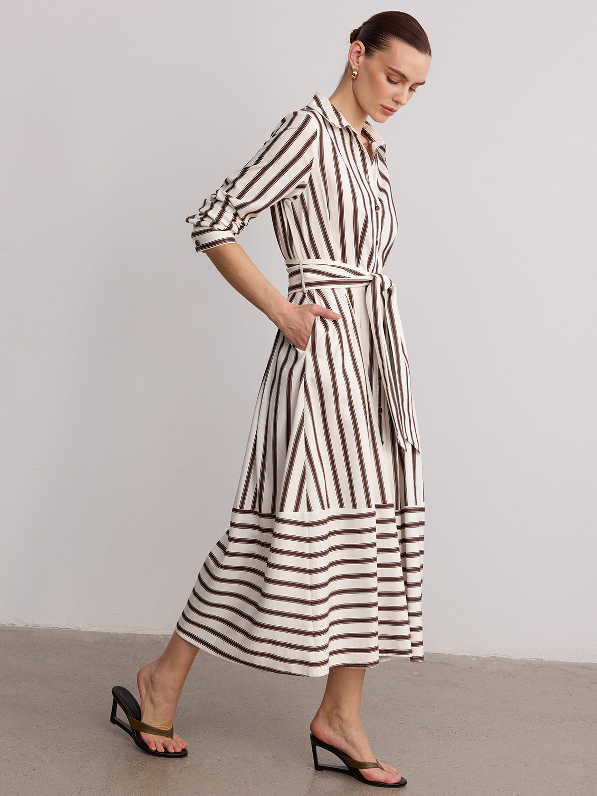 Gestreiftes Hemdblusenkleid mit Gürtel