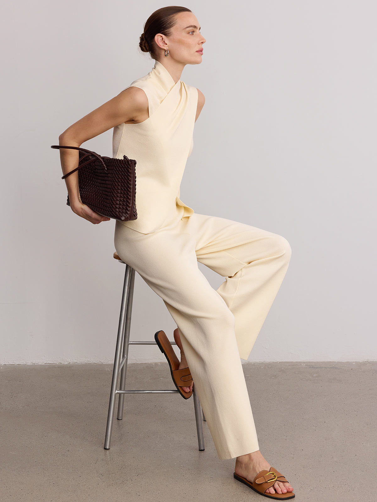 Ensemble top sans manches à col croisé et pantalon