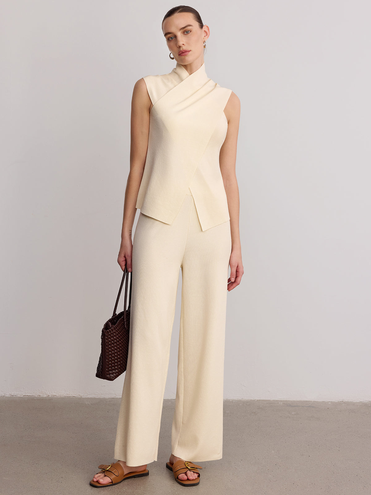 Ensemble top sans manches à col croisé et pantalon
