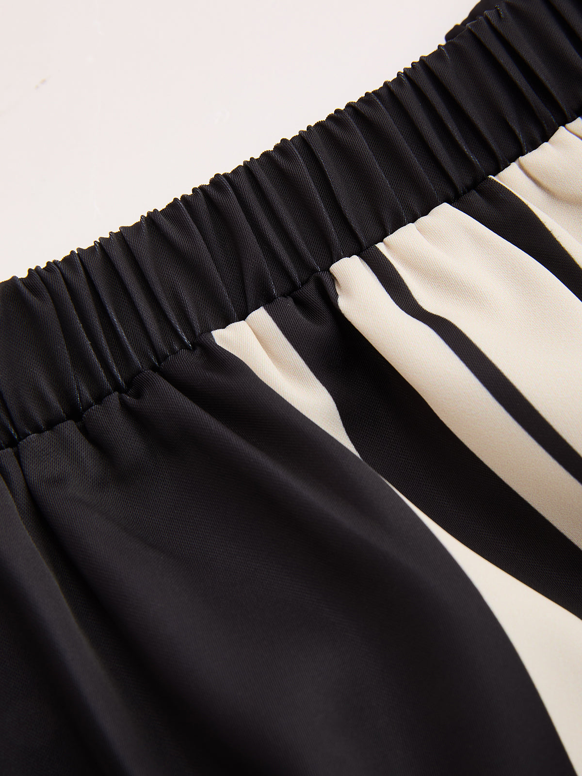 Hose mit weitem Bein und geometrischem Muster
