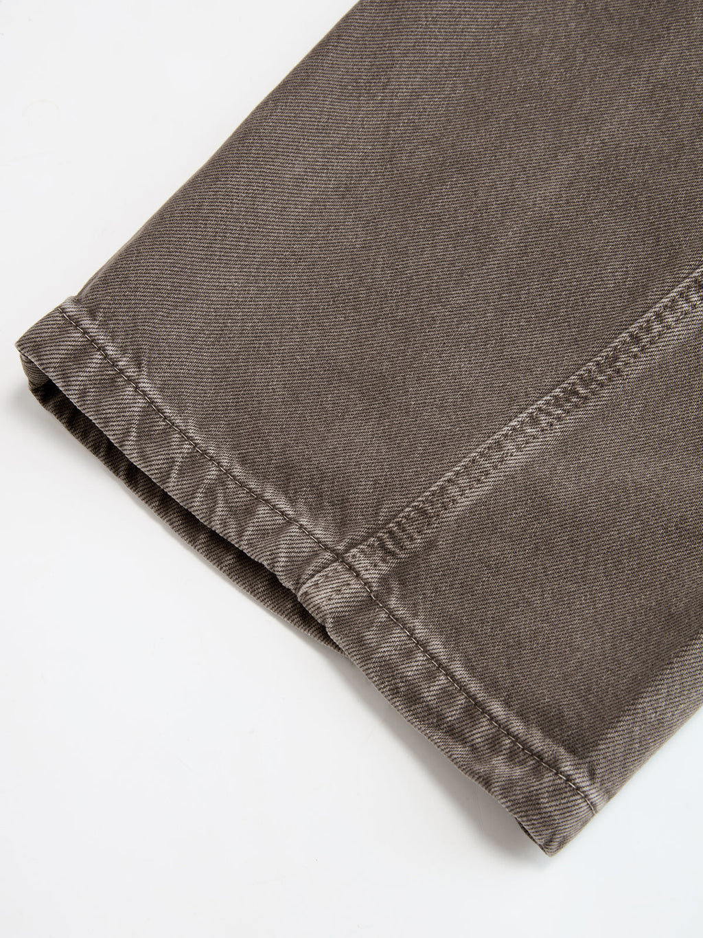 Distressed Jeans mit gekrümmtem Bein
