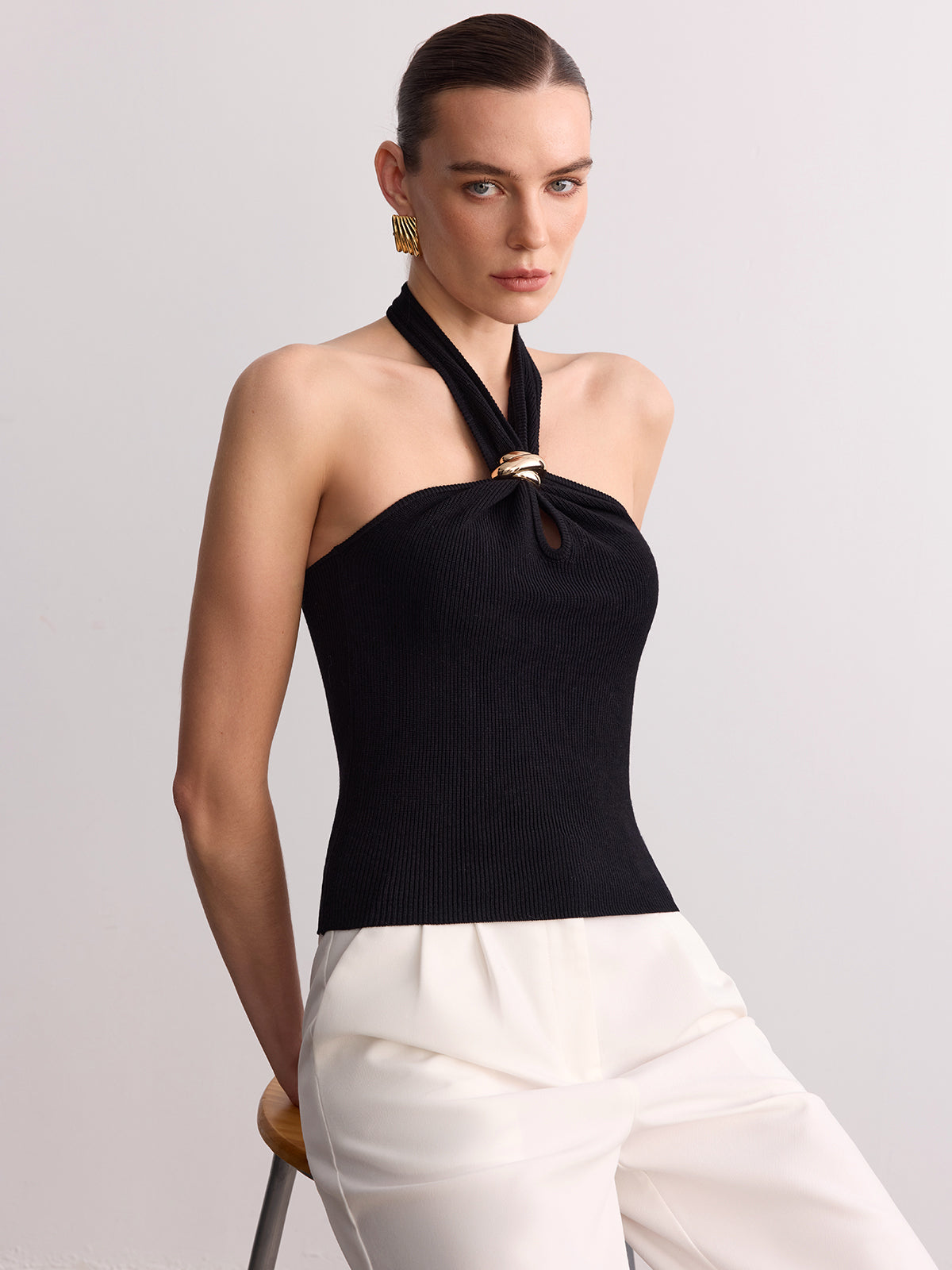 Geripptes Neckholder-Top mit Ringdetail