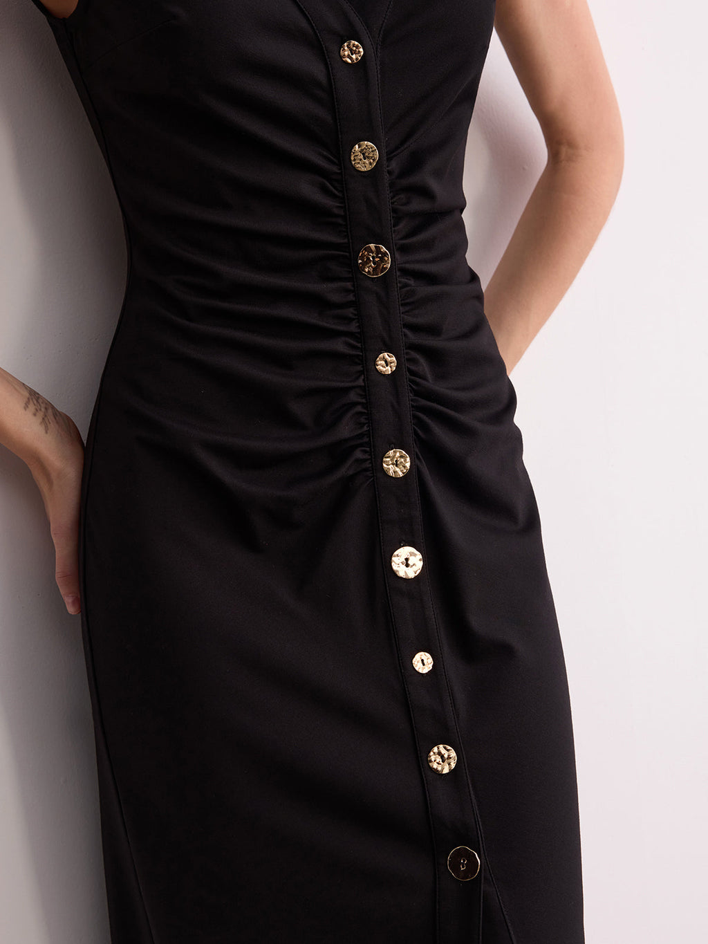 Ärmelloses Midikleid mit V-Ausschnitt, Raffungen und Knopfleiste vorne