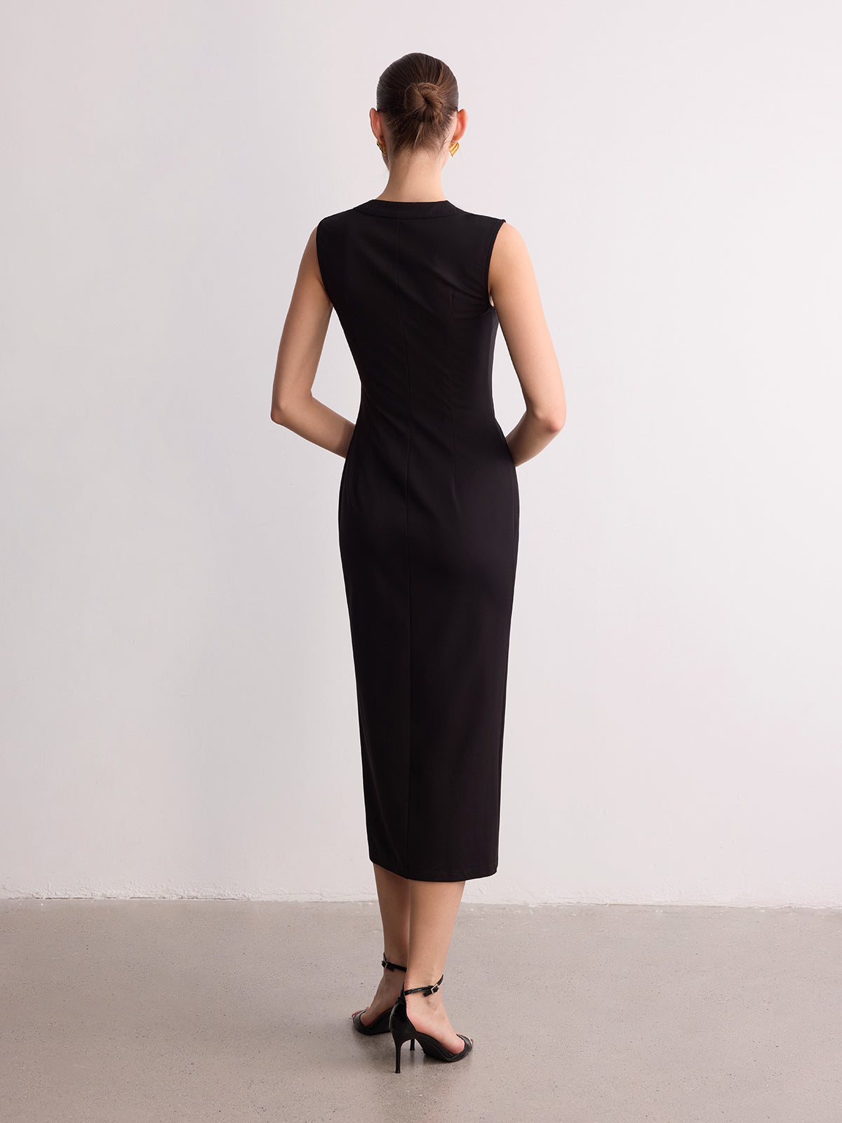 Ärmelloses Midikleid mit V-Ausschnitt, Raffungen und Knopfleiste vorne