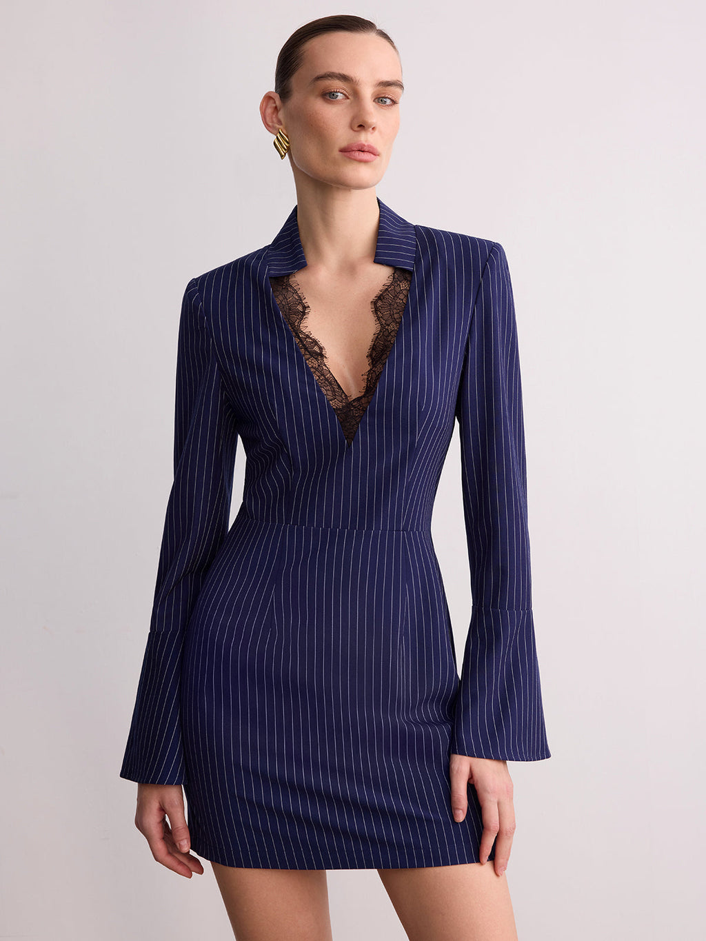 Mini-robe rayée en dentelle à col en V