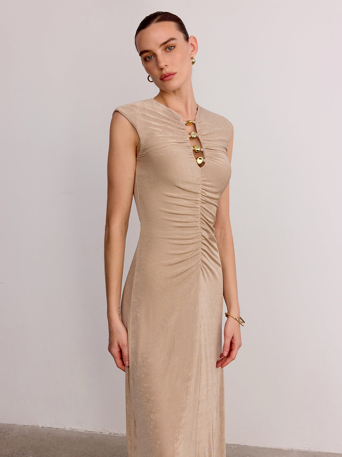 Ärmelloses gerafftes Maxikleid mit Metalldetail