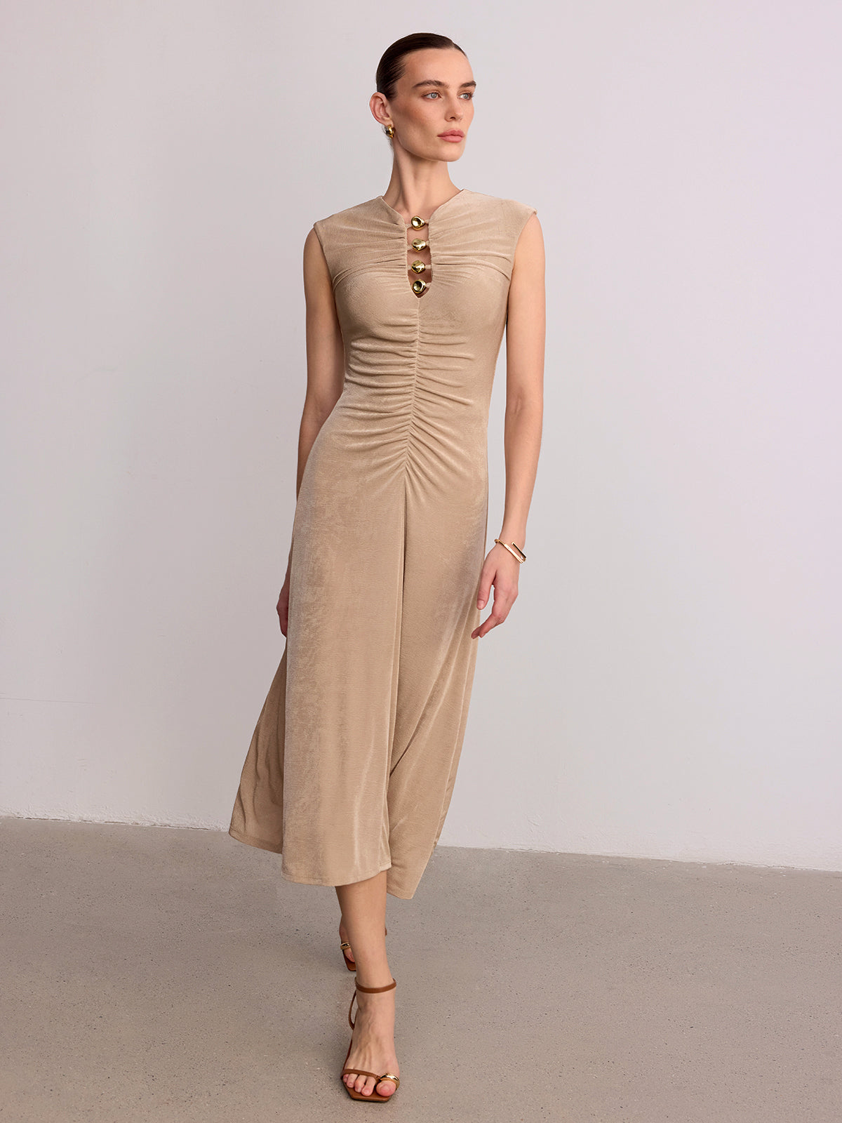 Ärmelloses gerafftes Maxikleid mit Metalldetail