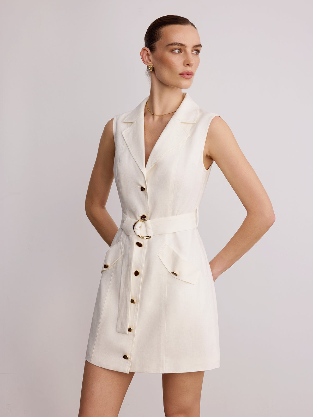 Mini-robe en lin sans manches à col blazer et ceinture