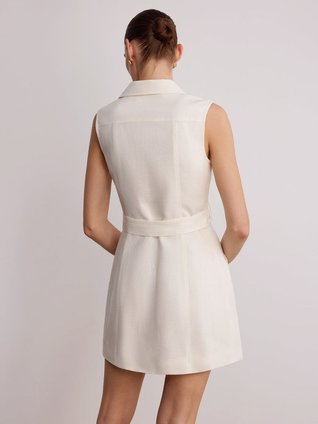 Mini-robe en lin sans manches à col blazer et ceinture