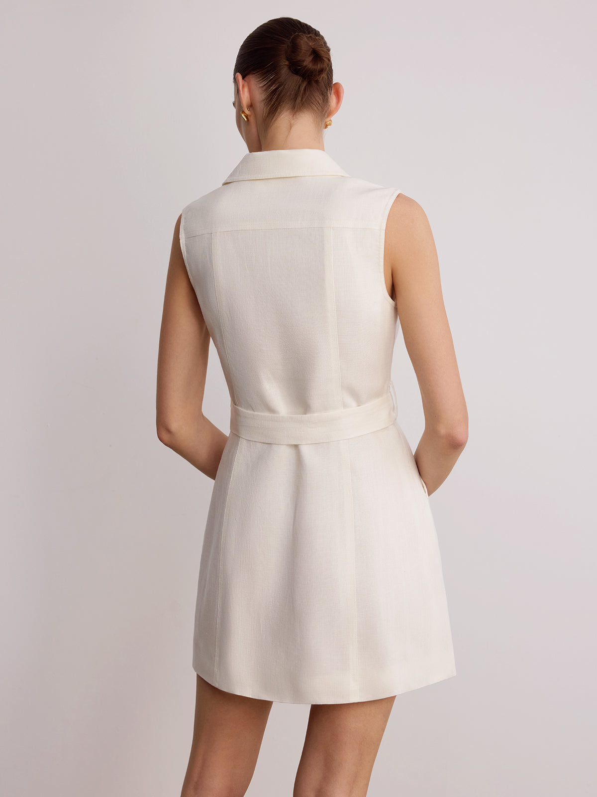 Mini-robe en lin sans manches à col blazer et ceinture