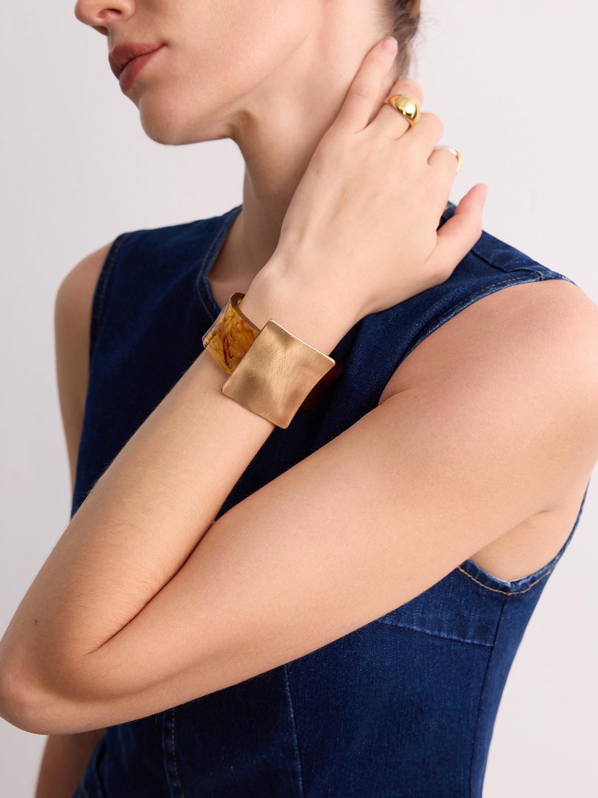 Bracelet manchette tortue avec accent carré en métal