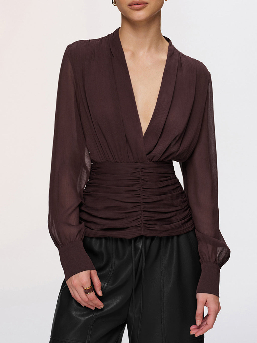 Blouse semi-transparente à col en V profond et fronces