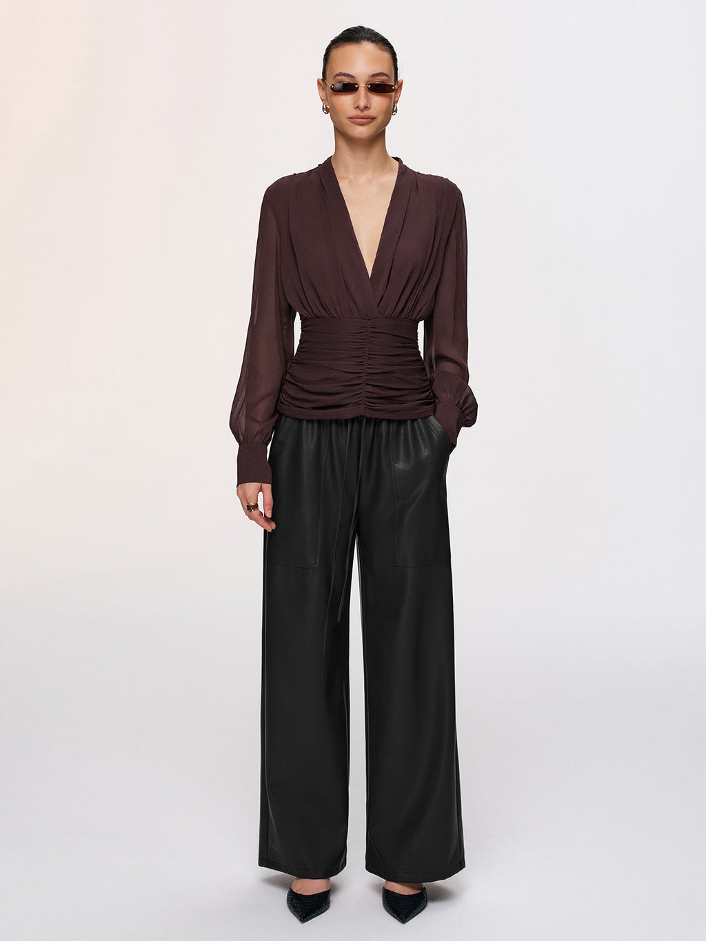 Blouse semi-transparente à col en V profond et fronces