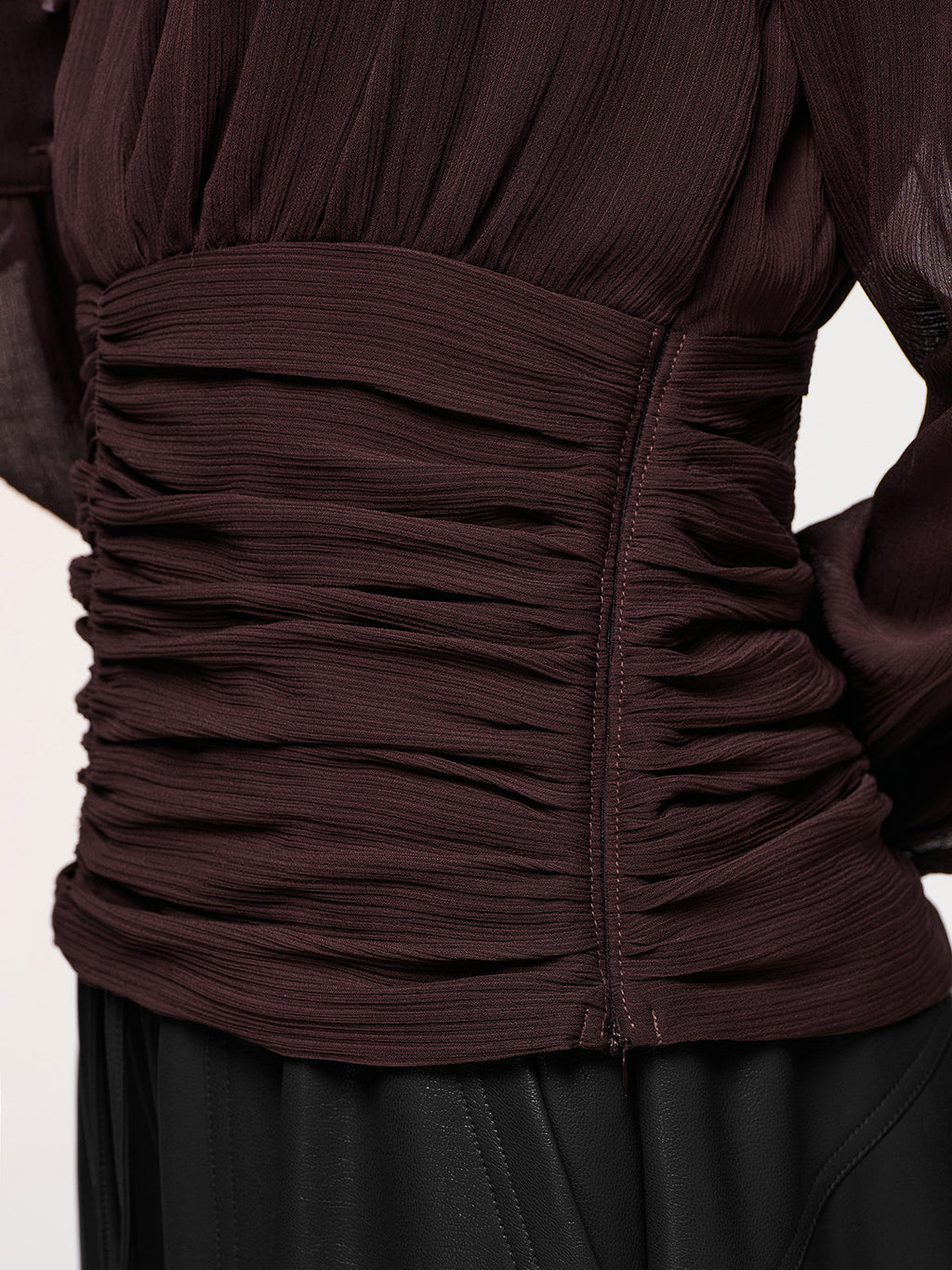 Blouse semi-transparente à col en V profond et fronces