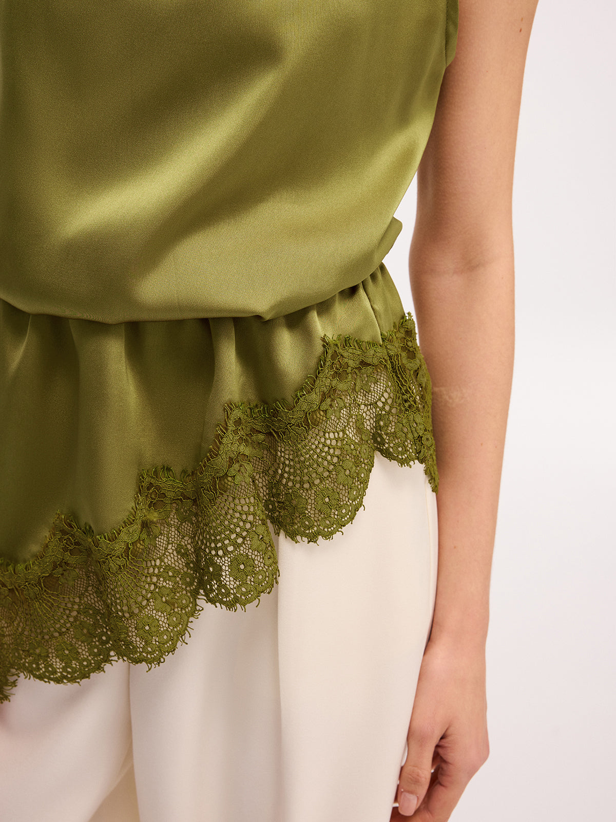 Satin-Tanktop mit Spitzenbesatz
