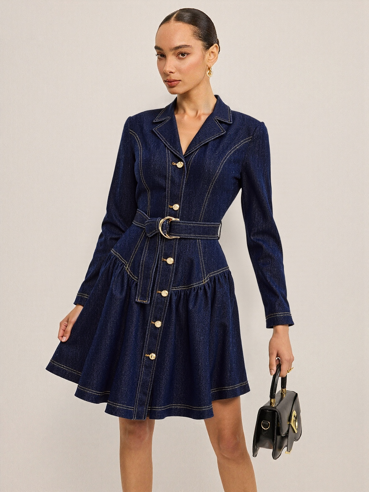 Mini-robe évasée en jean avec ceinture et boutons métalliques