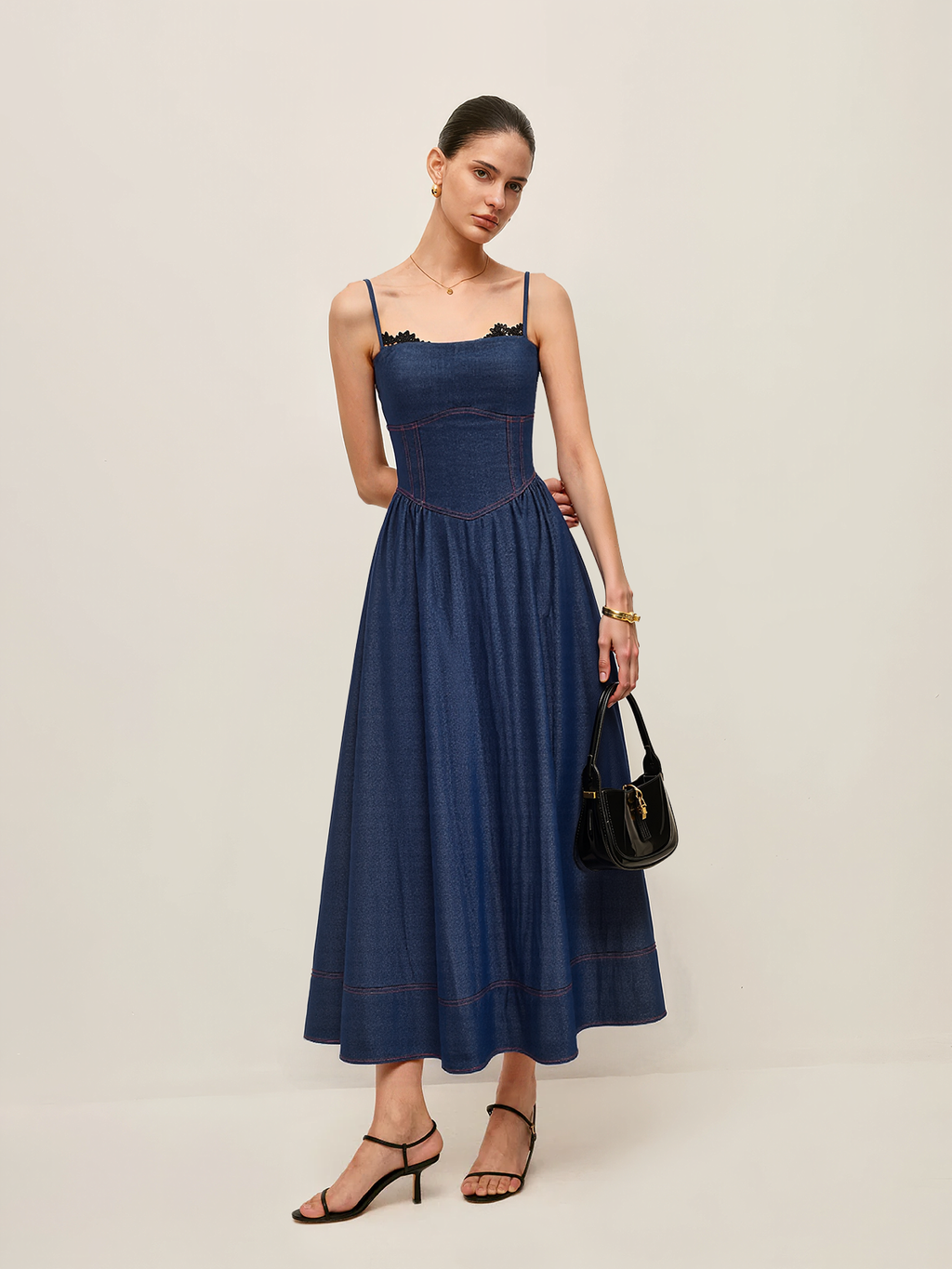 Robe longue en jean avec ourlet en dentelle