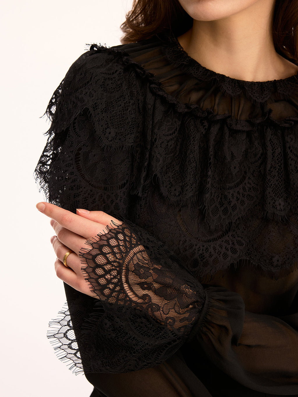 Transparente Langarmbluse mit Spitzenbesatz