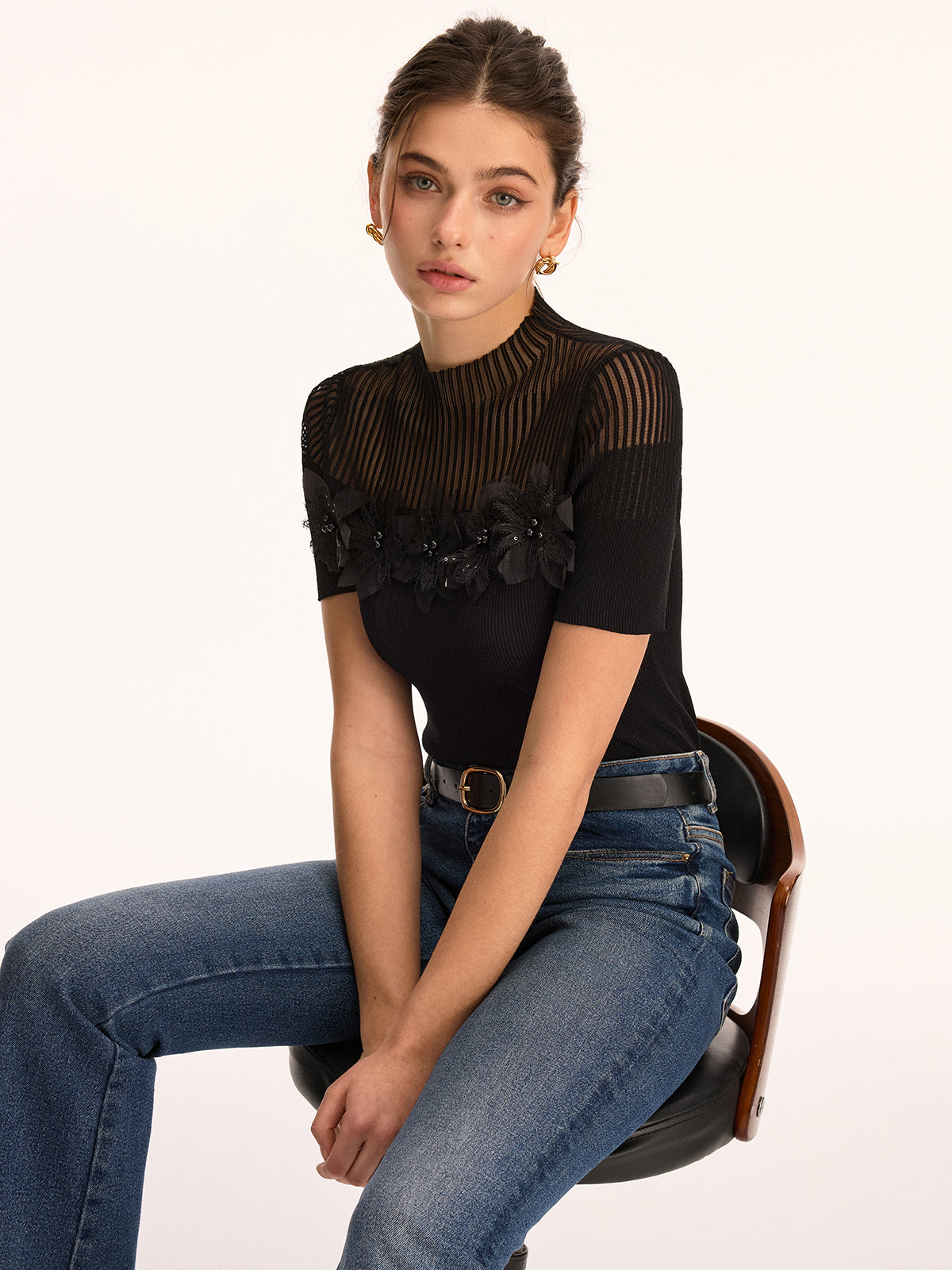 Transparentes Mock-Neck-Strickoberteil mit floraler 3D-Applikation