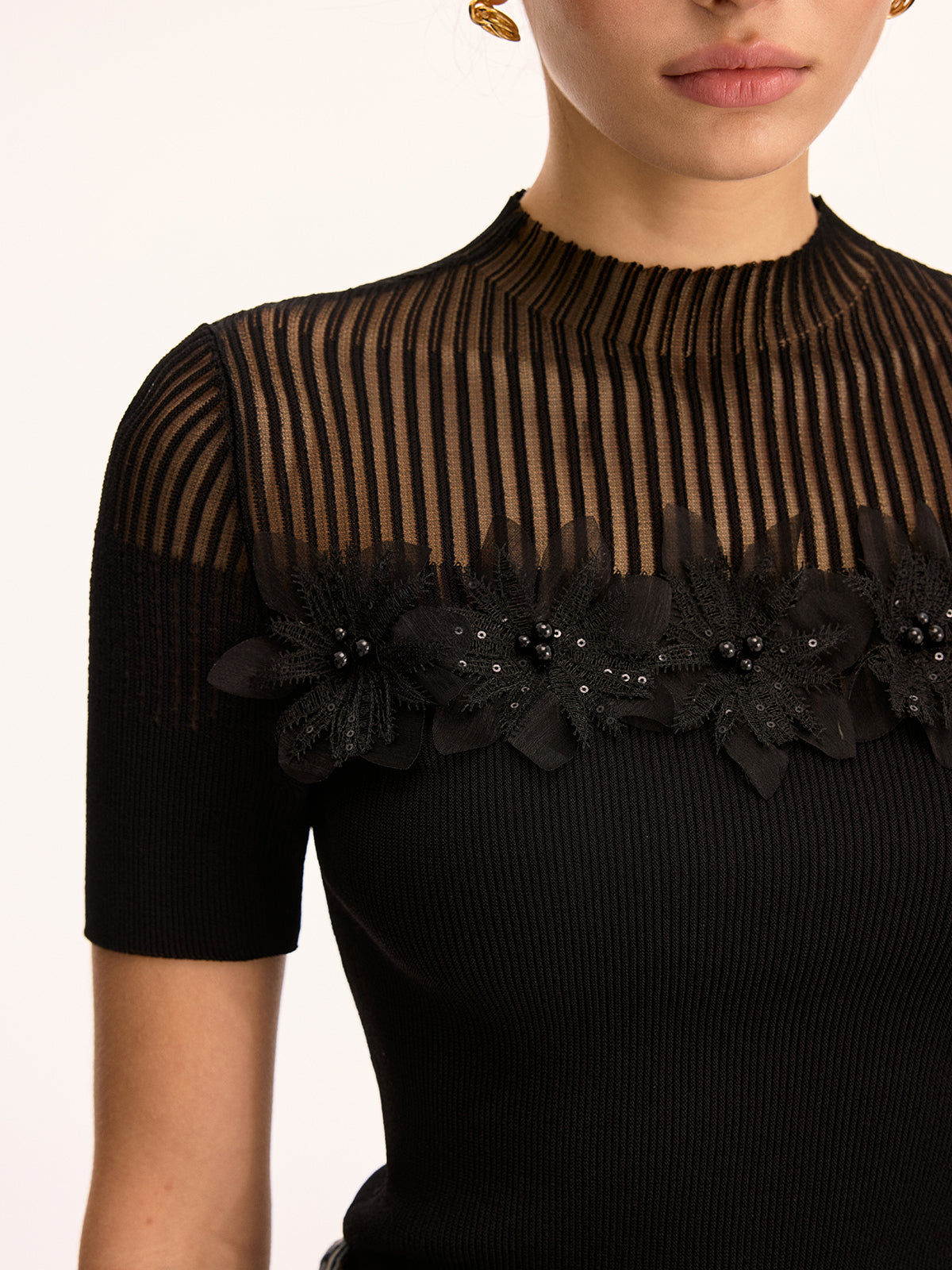 Haut en maille à col montant transparent et applique florale en 3D