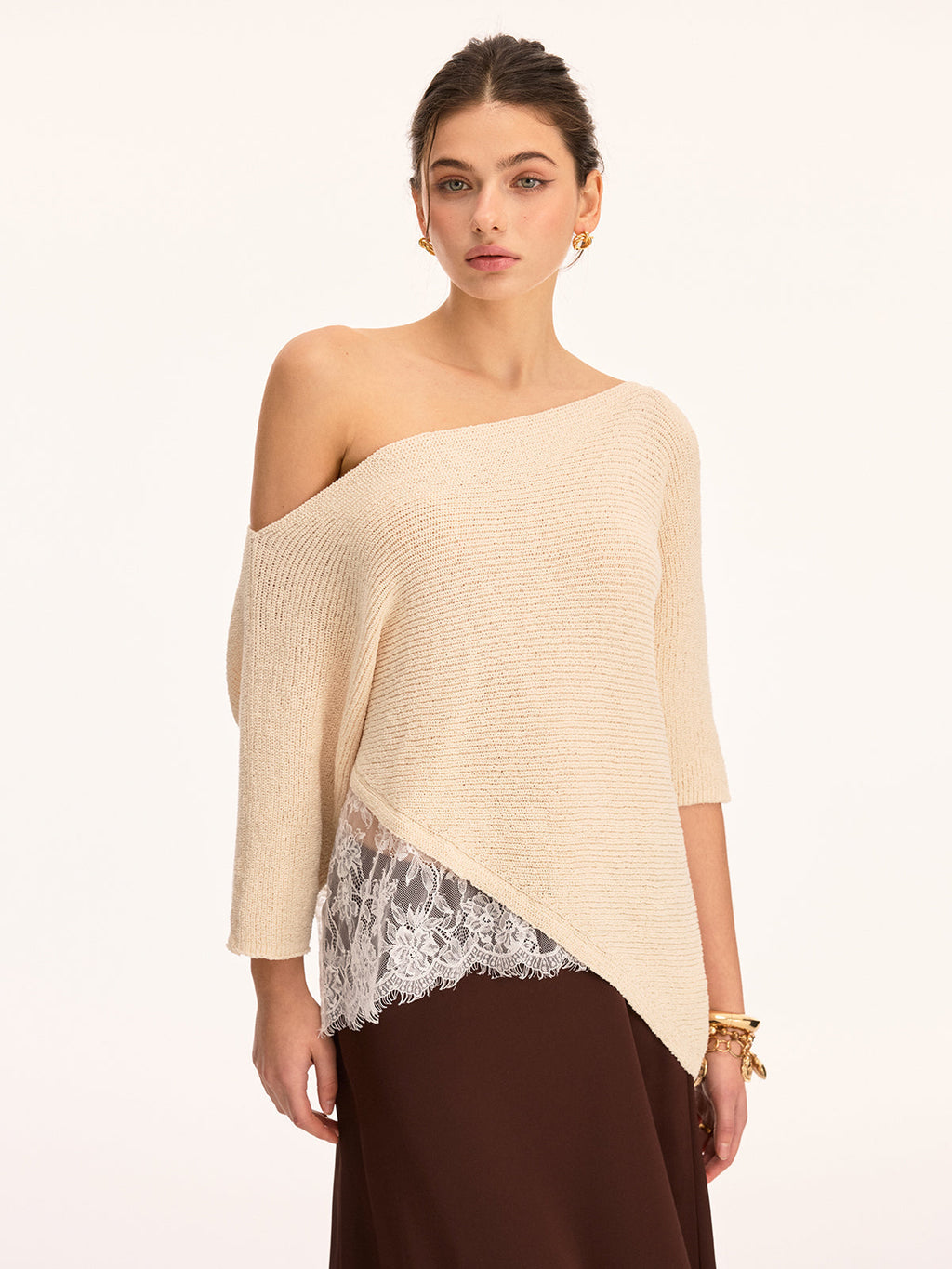 Asymmetrisches Strickoberteil mit Spitzenbesatz und U-Boot-Ausschnitt