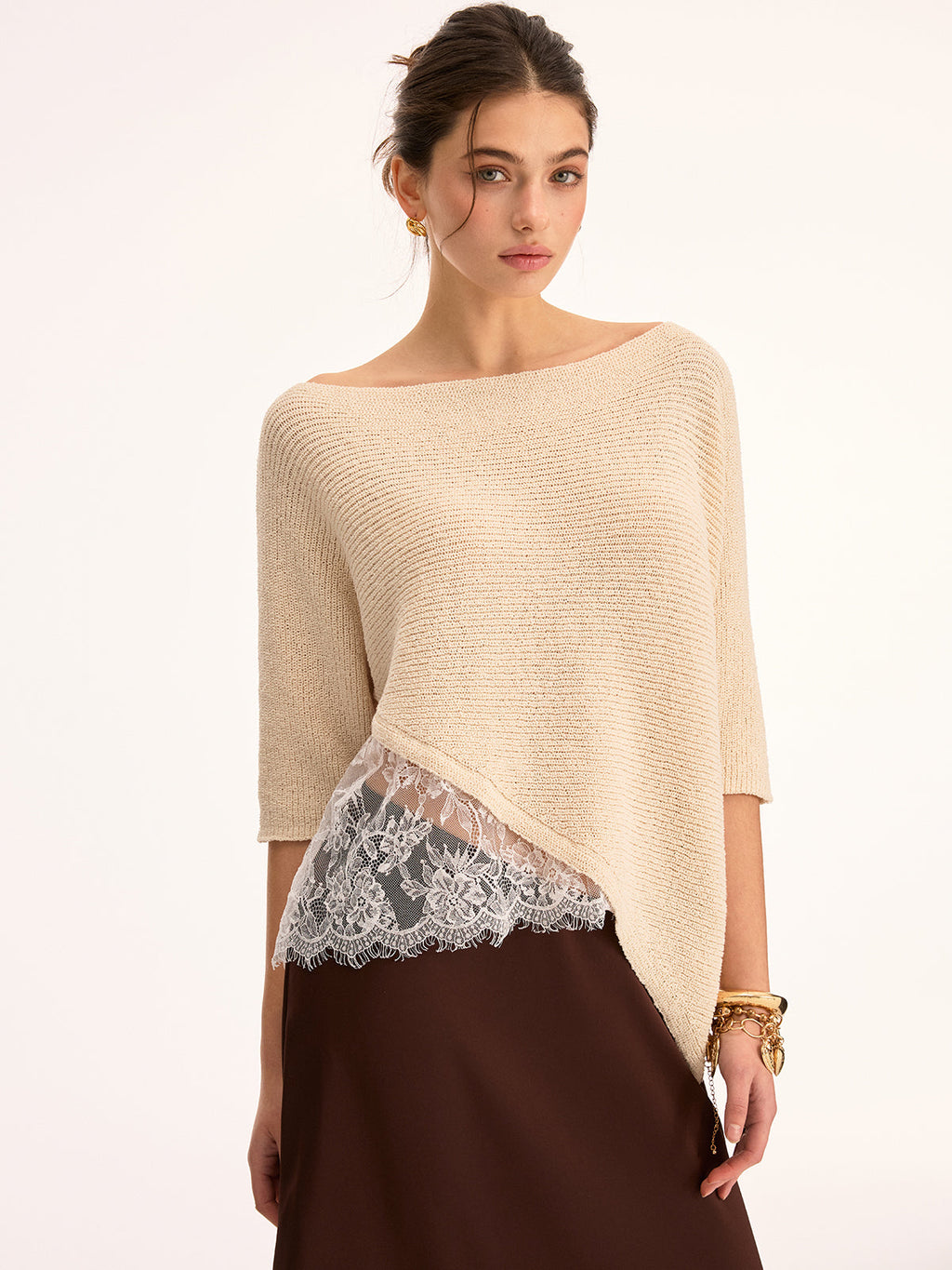 Asymmetrisches Strickoberteil mit Spitzenbesatz und U-Boot-Ausschnitt