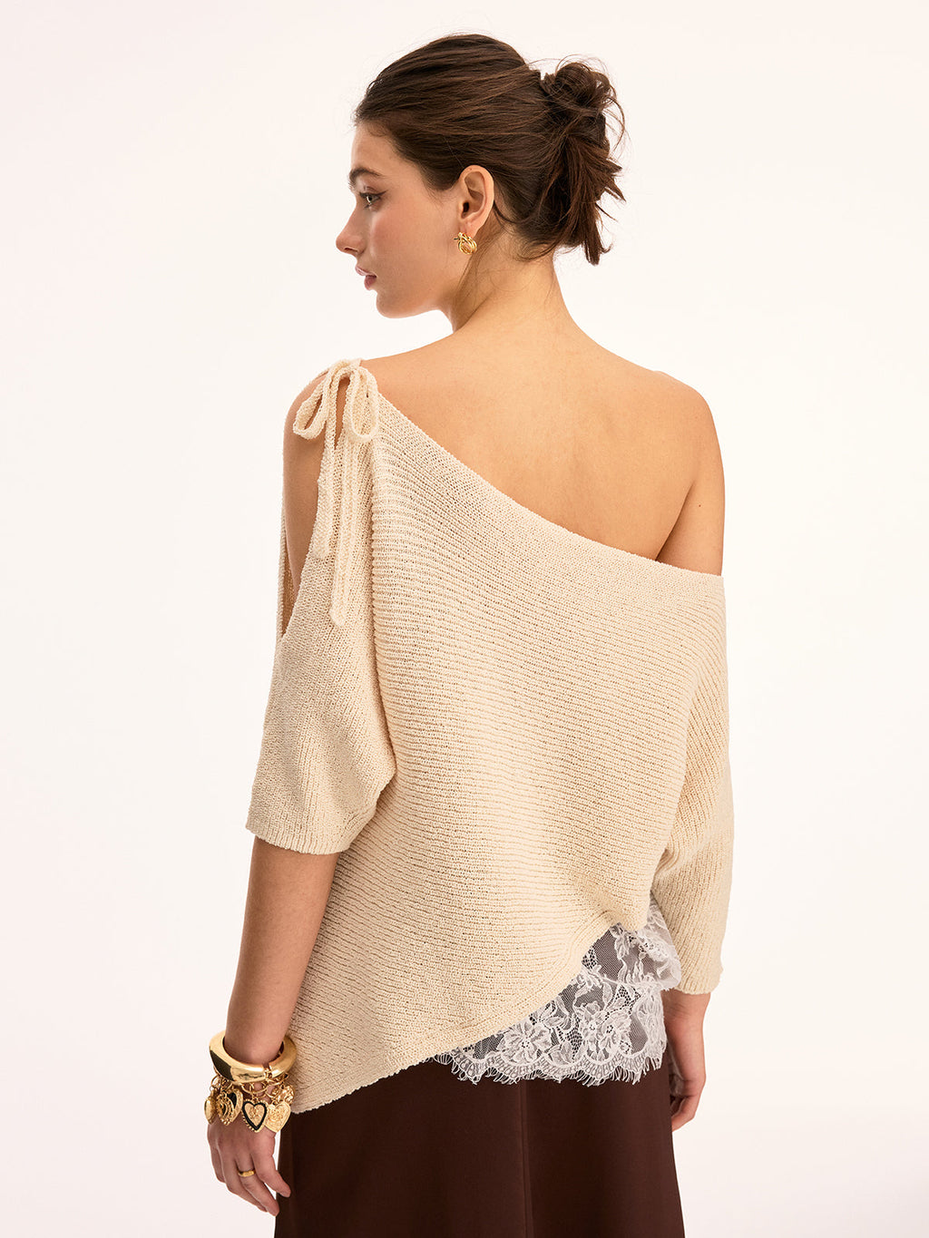 Asymmetrisches Strickoberteil mit Spitzenbesatz und U-Boot-Ausschnitt