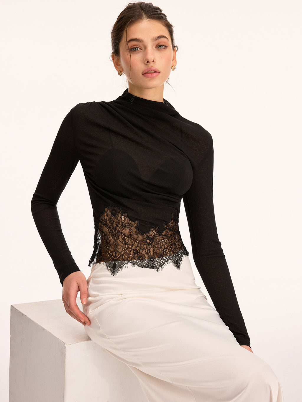 Strickpullover mit Stehkragen, langen Ärmeln und Spitzeneinsatz