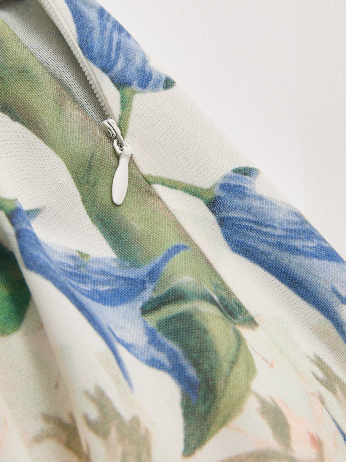 Robe longue à fines bretelles et imprimé floral
