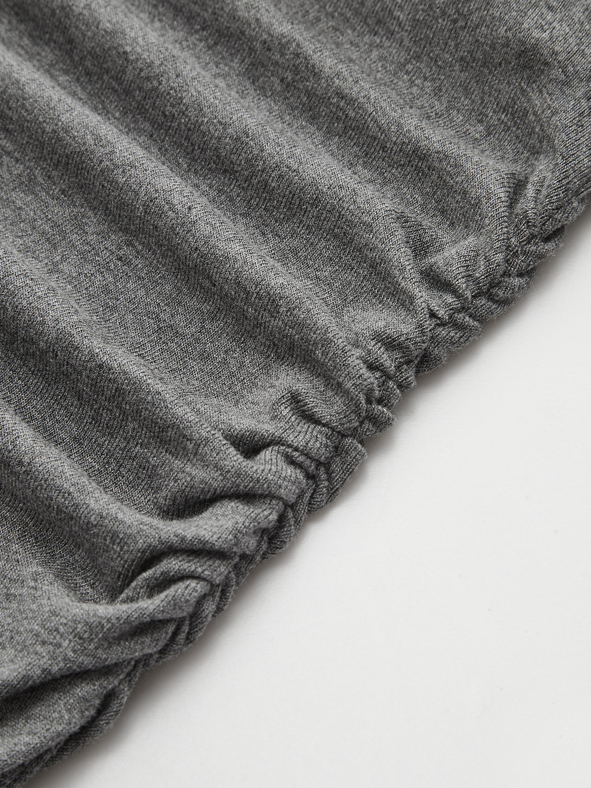 Gerüschtes asymmetrisches Cami-Maxikleid