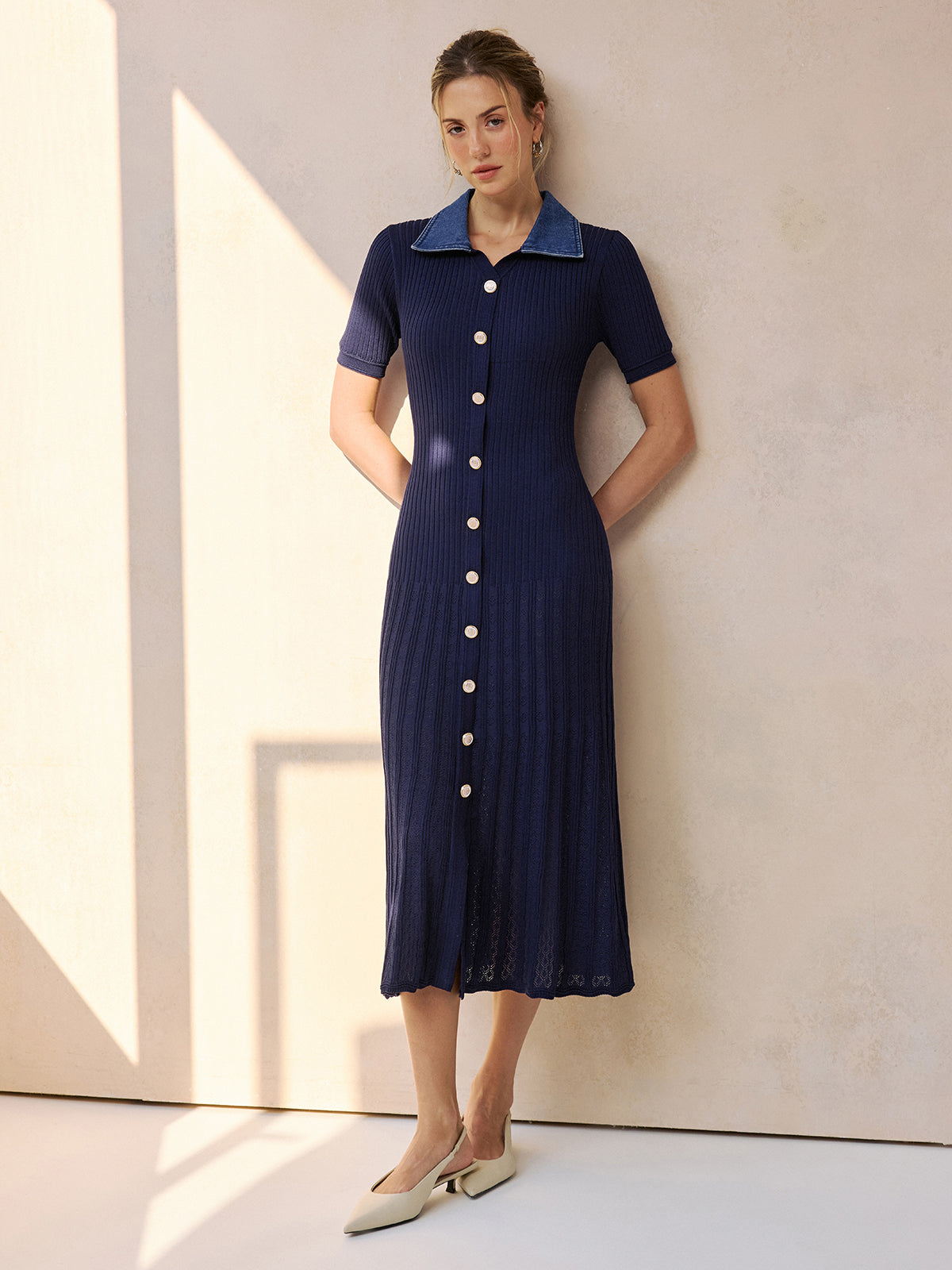Geripptes Strick-Midikleid mit Jeanskragen