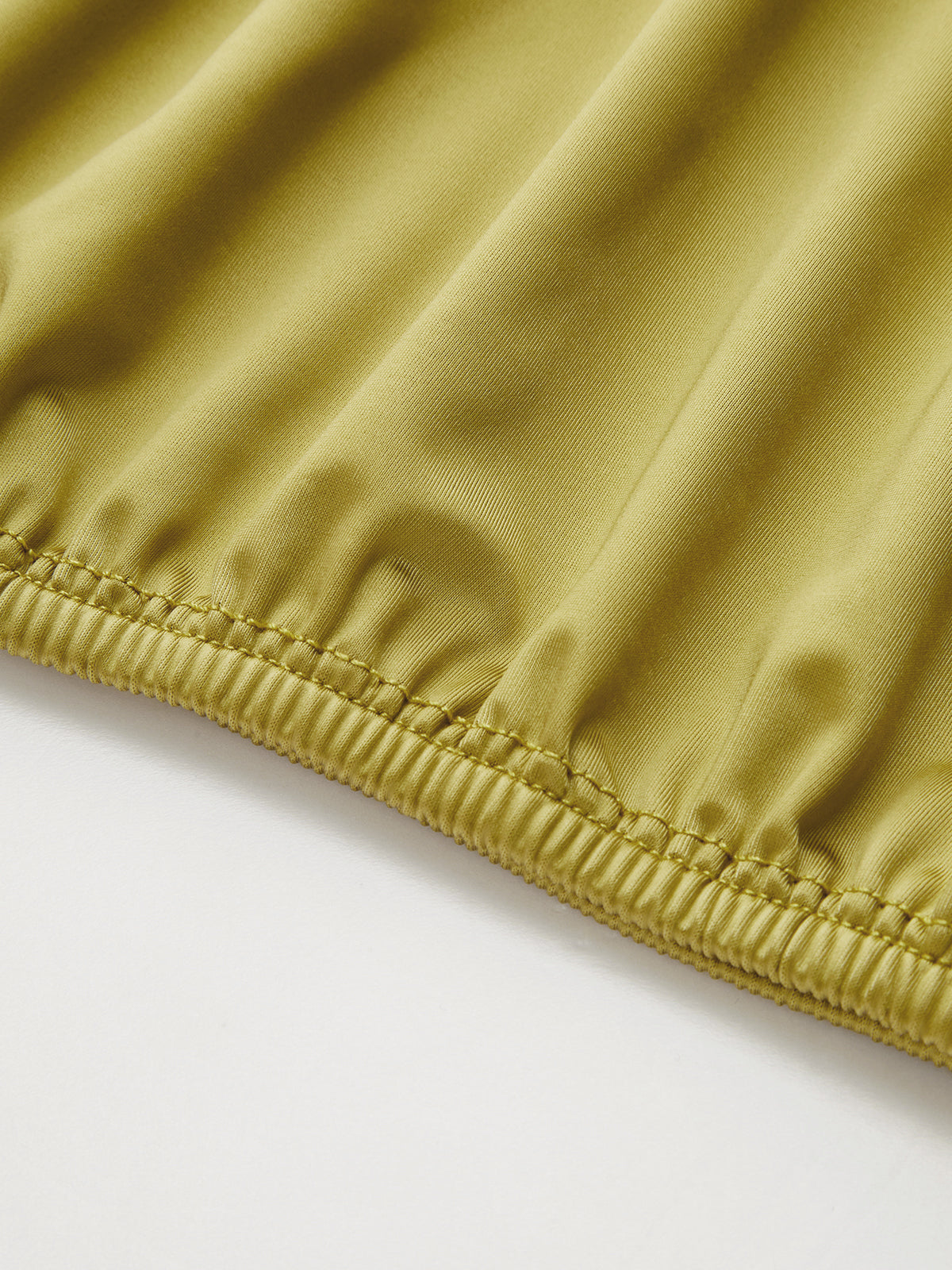 Satin-Top mit Schleifenkragen und One-Shoulder-Schnitt