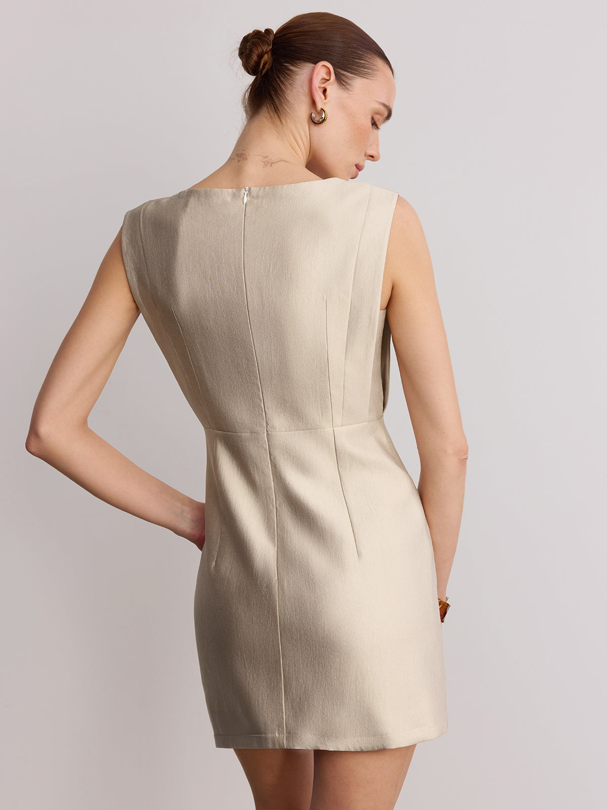 Robe courte sans manches avec détails métalliques