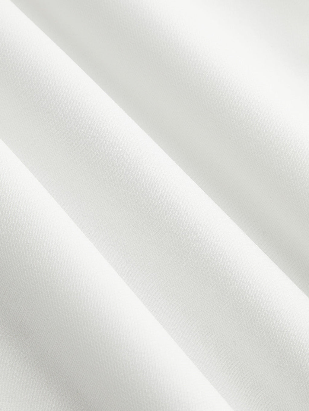 Mini-robe plissée à ourlet et ceinture, sans manches