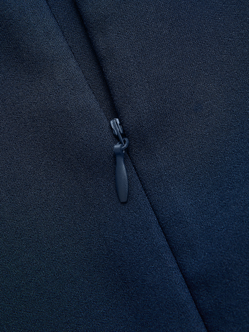 Ärmelloses, tailliertes, plissiertes Maxikleid